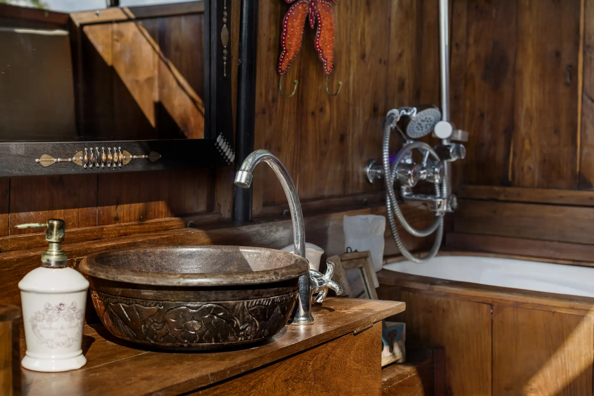 The Bush Rover Suite en-suite bathroom